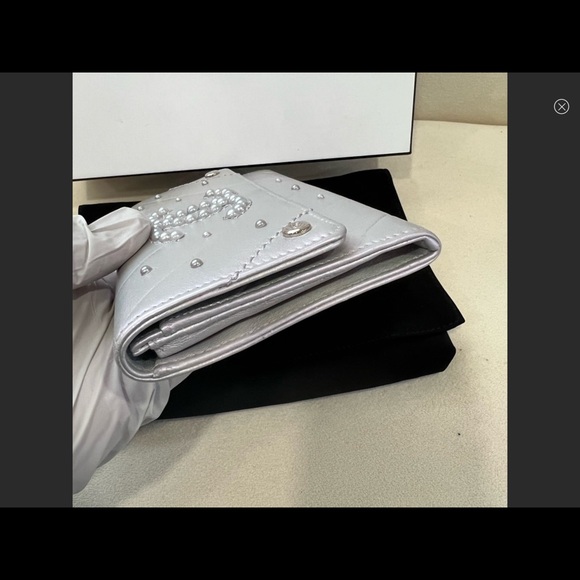 CHANEL Iridescent Pearl Wallet - Picture 7 of 16
